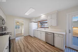 815 Broadway Ave, Winchester Bay, OR 97467 - Photo 21