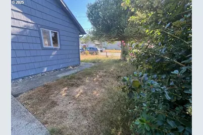 596 E 7th St, Coquille, OR 97423 - Photo 5