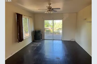 596 E 7th St, Coquille, OR 97423 - Photo 7