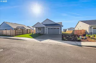 725 E 3rd St, Yamhill, OR 97148 - Photo 3