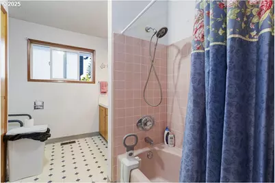 205 NE 160th Ave, Portland, OR 97230 - Photo 21