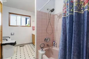 205 NE 160th Ave, Portland, OR 97230 - Photo 21