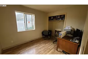 504 Wall St, Silverton, OR 97381 - Photo 13