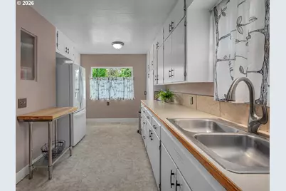 624 NE Edison St, Hillsboro, OR 97124 - Photo 11