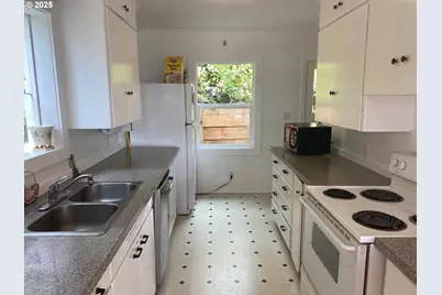 1715 NW 35th Pl, Lincoln City, OR 97367 - Photo 11
