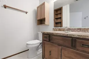 302 67th St, Springfield, OR 97478 - Photo 33