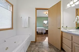 619 Driftwood Dr, Eugene, OR 97402 - Photo 27