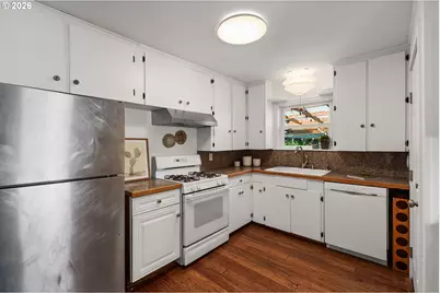 9568 N Ivanhoe St, Portland, OR 97203 - Photo 11