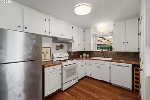 9568 N Ivanhoe St, Portland, OR 97203 - Photo 11
