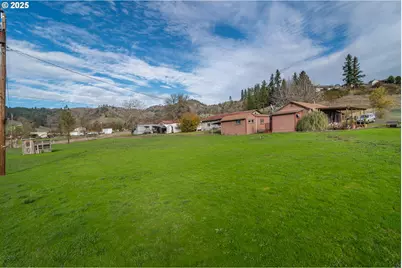 168 Breezy Ln, Roseburg, OR 97470 - Photo 5