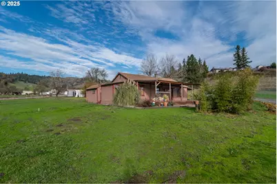 168 Breezy Ln, Roseburg, OR 97470 - Photo 3