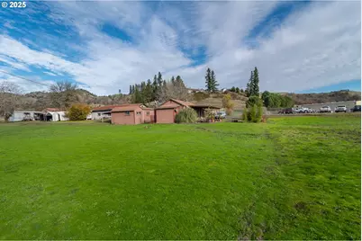 168 Breezy Ln, Roseburg, OR 97470 - Photo 5