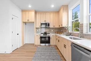 8207 SW 45th Ave, Portland, OR 97219 - Photo 3