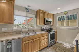 19609 NE Marine Dr, Portland, OR 97230 - Photo 11
