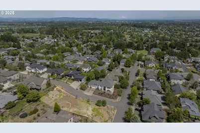 2683 NW Mt Hood, McMinnville, OR 97128 - Photo 5