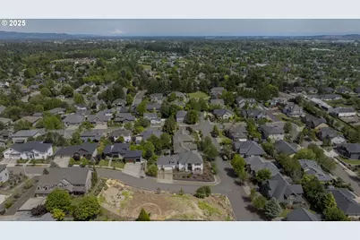 2683 NW Mt Hood, McMinnville, OR 97128 - Photo 9