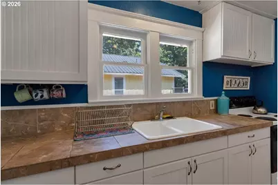 880 NE Thompson Ave, Salem, OR 97301 - Photo 27
