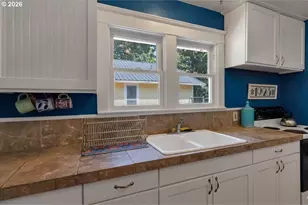 880 NE Thompson Ave, Salem, OR 97301 - Photo 27
