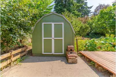 880 NE Thompson Ave, Salem, OR 97301 - Photo 7