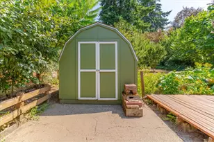 880 NE Thompson Ave, Salem, OR 97301 - Photo 7