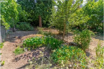 880 NE Thompson Ave, Salem, OR 97301 - Photo 13