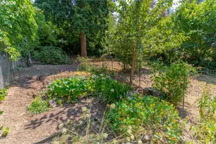 880 NE Thompson Ave, Salem, OR 97301 - Photo 13
