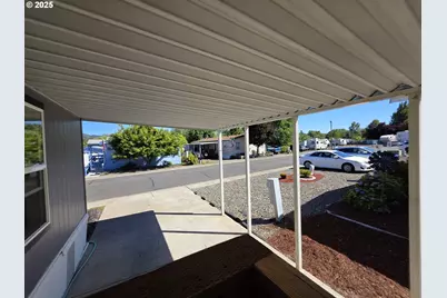 231 Owyhee Ln, Roseburg, OR 97471 - Photo 5