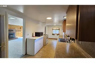 47861 Commercial St, Oakridge, OR 97463 - Photo 7