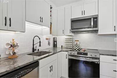 2021 SW Main St #41, Portland, OR 97205 - Photo 15