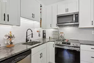 2021 SW Main St, Portland, OR 97205 - Photo 15