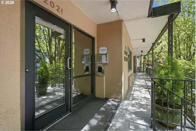 2021 SW Main St #41, Portland, OR 97205 - Photo 3