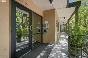 2021 SW Main St, Portland, OR 97205 - Photo 3