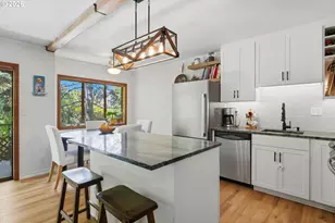 2021 SW Main St, Portland, OR 97205 - Photo 9