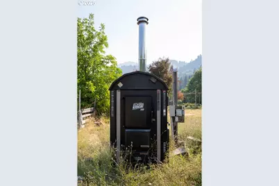 911 Tunnel Rd, Glendale, OR 97442 - Photo 9