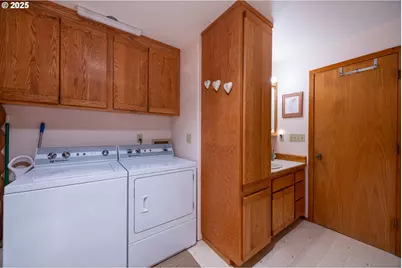 173 Park St, Glide, OR 97443 - Photo 31