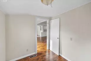 805 SE 139th Ave, Portland, OR 97233 - Photo 5