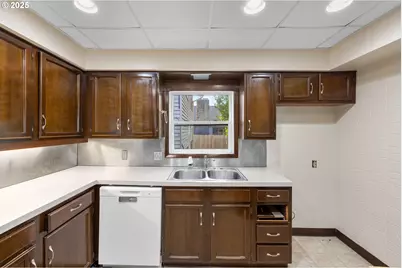 805 SE 139th Ave, Portland, OR 97233 - Photo 9