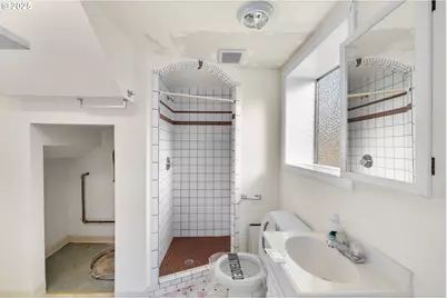 805 SE 139th Ave, Portland, OR 97233 - Photo 29