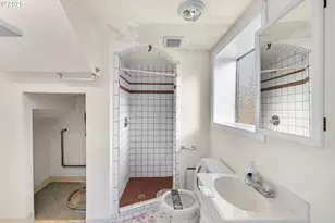 805 SE 139th Ave, Portland, OR 97233 - Photo 29