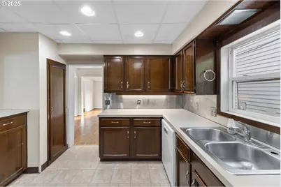 805 SE 139th Ave, Portland, OR 97233 - Photo 11