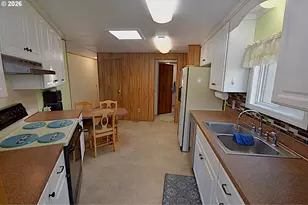 569 S 51st Pl, Springfield, OR 97478 - Photo 3