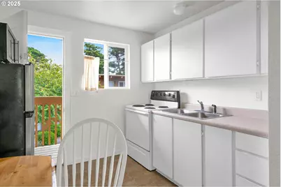 1260 10th St #11, Florence, OR 97439 - Photo 7