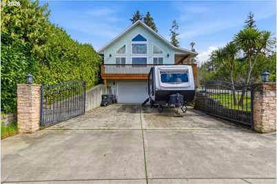 874 N Henry St, Coquille, OR 97423 - Photo 3