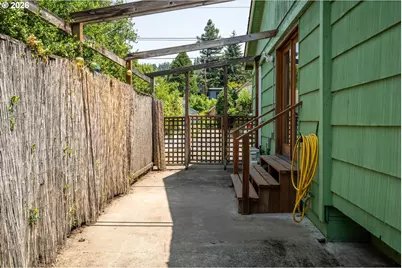 2570 Emerald St, Eugene, OR 97403 - Photo 25