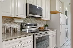 3032 SW Florida Ct, Portland, OR 97219 - Photo 11