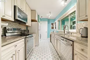 3032 SW Florida Ct, Portland, OR 97219 - Photo 9