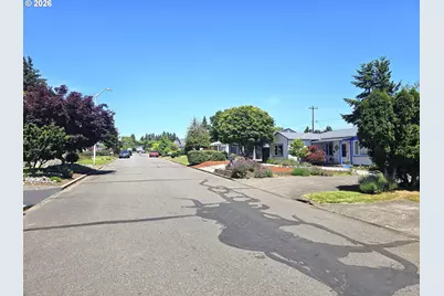 748 SE 112th Ave, Portland, OR 97216 - Photo 3
