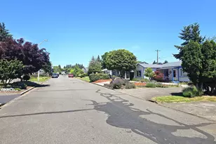 748 SE 112th Ave, Portland, OR 97216 - Photo 3