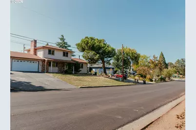 750 W Francis St, Roseburg, OR 97471 - Photo 27