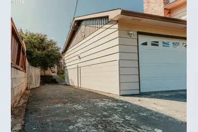 750 W Francis St, Roseburg, OR 97471 - Photo 25